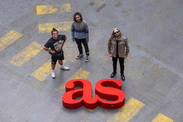 Jaime Barbosa, Álvaro Rivas y Carlos Elías en el patio del edificio en el que se encuentra la redacción de AS. 