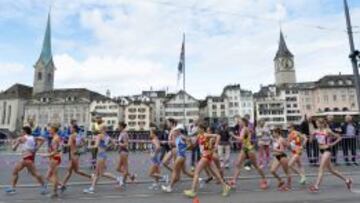 Las atletas recorren el centro de la ciudad mientras participan en la prueba de 20 km marcha femeninos de los Campeonatos Europeos de atletismo hoy, jueves 14 de agosto de 2014 en Z&uacute;rich (Suiza).