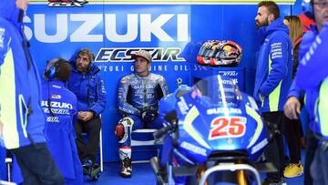 VIñales en el box de Suzuki.