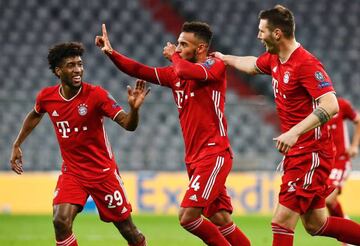 Tolisso celebra con sus compañeros Coman y Süle su gol ante el Atlético.