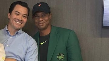 Tiger Woods apareció en su restaurante con la chaqueta verde y bermudas.