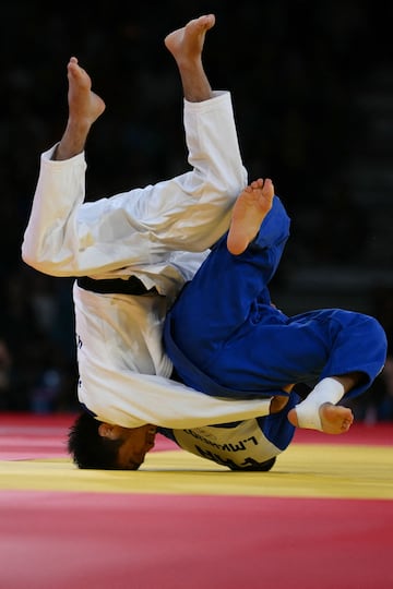 Judo. El kazajo Yeldos Smetov (de blanco) y el francés Luka Mkheidze (de azul) compiten por la medalla de oro de -60 kg  en el Champ-de-Mars Arena de París.