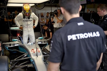 Lewis Hamilton en la calle de boxes durante la clasificación del GP de Bélgica.