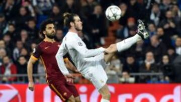 Bale controla un bal&oacute;n ante Salah durante el encuentro ante el Roma.