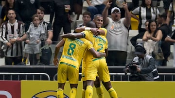 Bucaramanga's defender #02 Jefferson Mena (R) celebrates with teammates after scoring his team's first goal during the Copa Sudamericana knockout round play-off football match between Brazil's Atletico Mineiro and Colombia's Atletico Bucaramanga at the Arena MRV Stadium in Belo Horizonte, Brazil, on July 24, 2025. (Photo by DOUGLAS MAGNO / AFP)