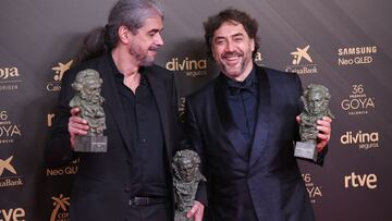 El director Fernando Le&oacute;n de Aranoa y el actor Javier Bardem posan con tres de los Goyas que ha obtenido &#039;El buen patr&oacute;n&#039; en la 36&ordf; gala de los Premios Goya, en el Palau de les Arts de Valencia, a 12 de febrero de 2022, en Val