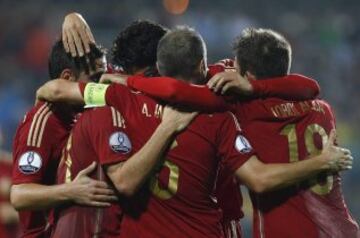 Varios jugadores de la selección española celebran el gol marcado por su compañero David Silva ante la selección de Luxemburgo, durante el partido de la fase de clasificación a la Eurocopa 2016 