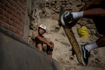 Los hermanos Willy y Sebastian Quispe construyeron la rampa de skate en su casa en la cima de una colina en el distrito de Villa María del Triunfo, en las afueras del sur de Lima. La rampa en forma de U que mide 10 metros de largo por cuatro de ancho y que fue construida antes de la pandemia de coronavirus en la parte trasera de su casa, es un sueño hecho realidad para los modestos patinadores.