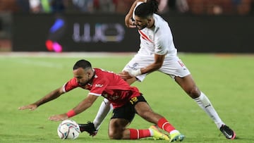 FILE PHOTO: Soccer Football - Egyptian Premier League - Zamalek v Al Ahly - Cairo International Stadium, Cairo, Egypt - August 22, 2020   Zamalek&#039;s Ferjani Sassi in action with Al Ahly&#039;s Mohamed Magdi Kafsha   REUTERS/Mohamed Abd El Ghany/File P