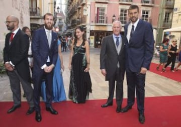 El jugador del Real Madrid de baloncesto Sergio Rodríguez, con su padre y el jugador Marc Gasol y su pareja.