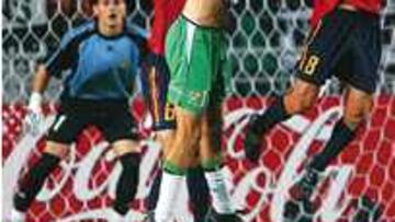 <b>EN ESO LLEGÓ FRISK.</B> Mira que Quinn es alto: no para la mano de Hierro.