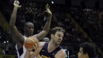 Pau Gasol (c), inicia un ataque ante Armando Costa (d) y Valdelicio Joaquim (i).