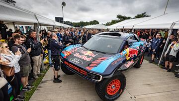 Sainz presenta el Raptor de Ford para el Dakar 2025.