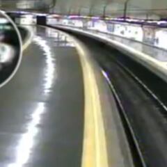 Un hombre se queda con los pies colgando en el Metro y la Policía le salva in extremis