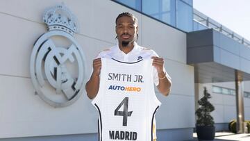 Dennis Smith Jr posa con la camiseta del Real Madrid.