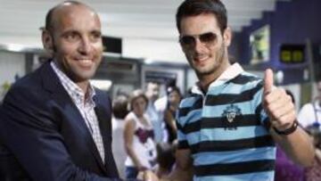 <b>EXPECTACIÓN. </b>Emir Spahic, ayer a su llegada a Sevilla.