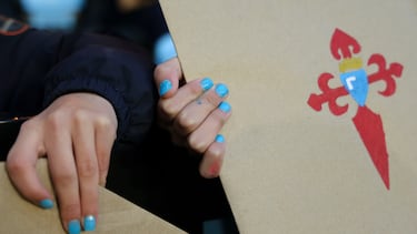 Público del Celta con las uñas pintadas al igual que Borja Iglesias.