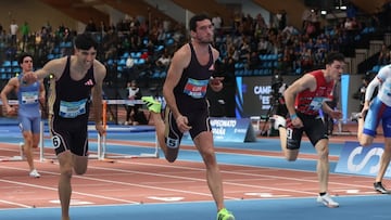 Llopis en el centro, con Jordán a la izquierda, en la entrada a meta en Gallur.