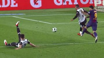 Luis Suárez impacta en la pierna de Vezo.