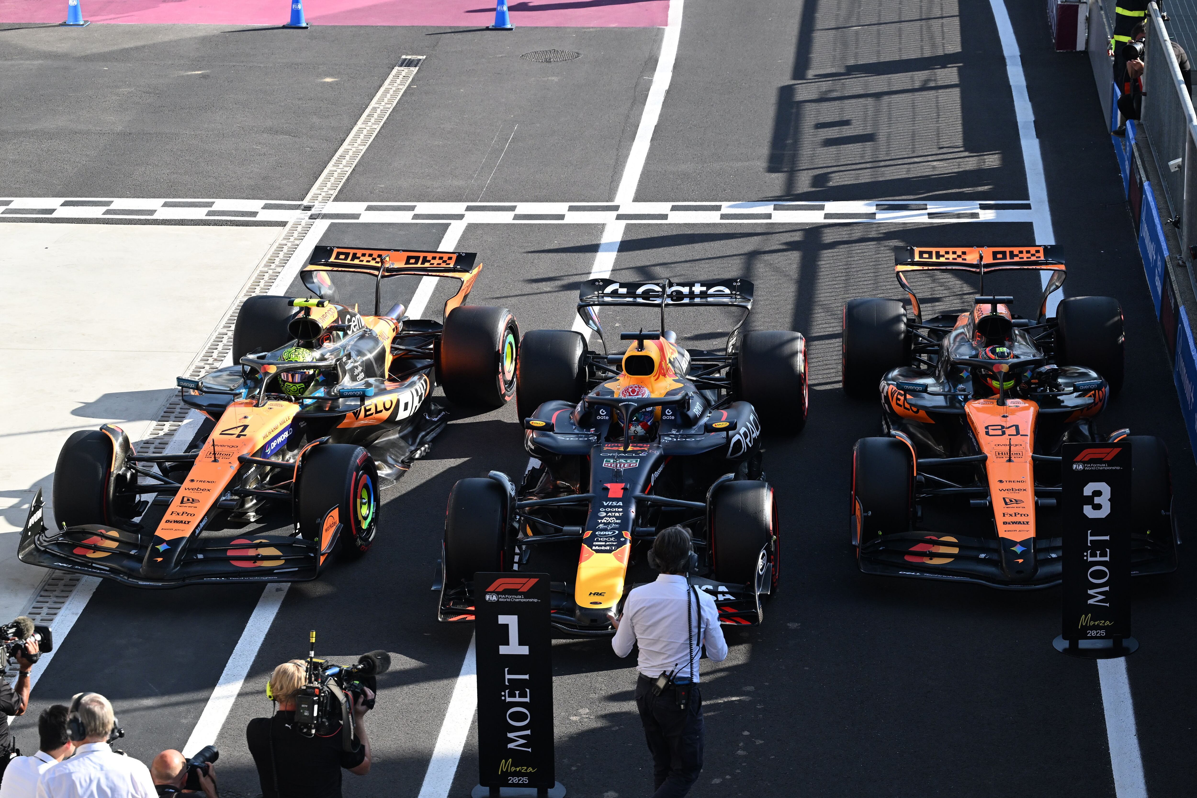 Verstappen, entre los McLaren de Norris y Piastri en Monza.