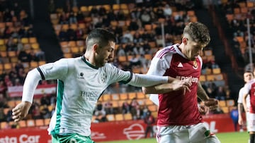 Álex Jiménez intenta irse de Unzueta.