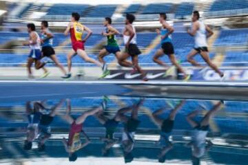 Curiosa imagen de un grupo de atletas durante la prueba de los 5000m masculinos en los Campeonatos iberoamericanos de atletismo