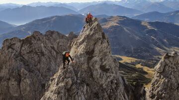 Der Klettersteig Königsjodler am Hoher Kopf (2875 m). Er ist der schwierigste Klettersteig am Hochkönig und der längste Salzburgs. Langer Klettersteig (1700m Klettermeter) am Höchkönig in luftiger Höhe. Der Klettersteig ist durch seine Höhenlage (2380 - 2880m) wettermäßig nicht zu unterschätzen.