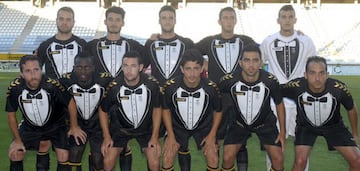 Otro equipo peque?o con una 'gran' camiseta. Su idea era imitar un esmoquin, pero acabaron siendo vistos como camareros. A?os m¨¢s tarde la han reeditado en versi¨®n de manga larga donando parte de los beneficios de sus ventas a causas ben¨¦ficas.