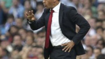 El entrenador del Getafe Luis GArcía Plaza da instrucciones a sus jugadores durante el partido correspondiente a la quinta jornada de Liga que se disputa frente al Real Madrid, en el estadio Santiago Bernabéu.