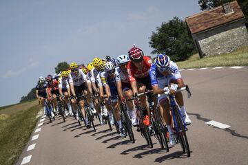 Un ciclista de la FDJ tira del pelot¨®n.