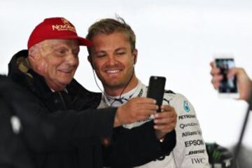 Nico Rosberg antes de la clasificación en el GP de China haciéndose un selfie con un seguidor.