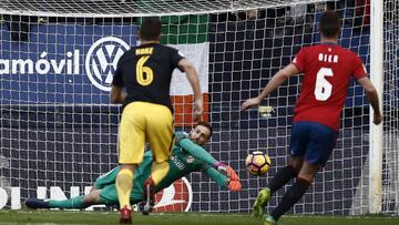 GRA248. PAMPLONA, 27/11/2016.- El poertero esloveno del Atl&eacute;tico de Madrid Jan Oblak (c) para el penalti lanzado por el centrocampista del Osasuna Roberto Torres durante el partido de la decimotercera jornada de Liga que disputan en el estadio de El Sadar. EFE/Jes&uacute;s Diges