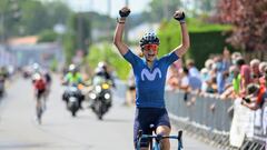 La ciclista española del Movistar Team Sheyla Gutiérrez celebra una victoria durante una carrera.