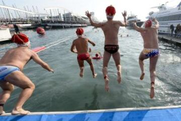 La Copa Nadal, cumple su edición 106, para celebrar el día de Navidad con una carrera de 200 metros en aguas del puerto de Barcelona. 