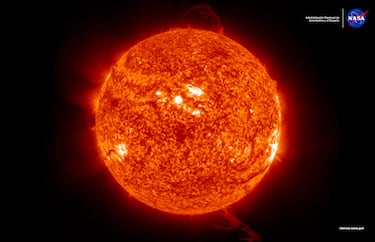 "El instrumento Generador de Imágenes Solares Ultravioleta (SUVI, por sus siglas en inglés) a bordo del Satélite Geoestacionario Operacional de Estudio del Medioambiente (GOES, por su acrónimo inglés) West observó una ráfaga de actividad solar a mediados de diciembre de 2023. Esta imagen del 11 de diciembre proveniente del canal SUVI 304A corresponde a plasma en la cromosfera superior del Sol a una temperatura de unos 6.000 kelvin".