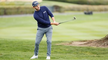 El estadounidense Patrick Cantlay golpea la bola durante la primera jornada del AT&T Pebble Beach Pro-Am en el Pebble Beach Golf Links de Pebble Beach, California.