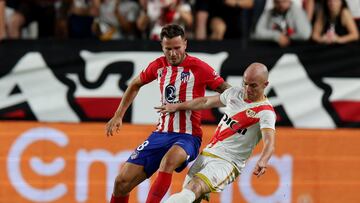 Saúl ante Isi en el Rayo-Atlético de la 23-24.