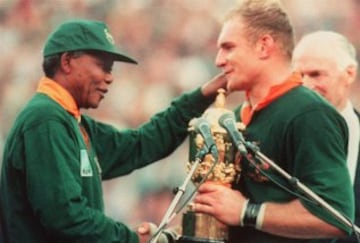 Nelson Mandela utilizó el mundial de Rugby de 1995 como herramienta para unir a Sudáfrica, que se encontraba dividido entre negros y blancos 'apartheid', a través del equipo 'Springboks', que se convirtió en un símbolo de la nación.