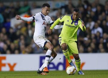 Tielemans frente a Dele Alli durante un partido de Europa League.