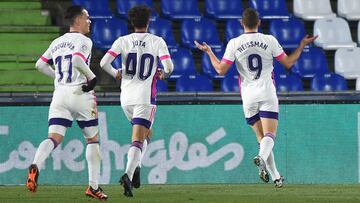 GETAFE, SPAIN - JANUARY 02: Shon Weissman of Real Valladolid celebrates his team's first goal with teammates Pedro Jota and Roque Mesa (R-L) during the La Liga Santander match between Getafe CF and Real Valladolid CF at Coliseum Alfonso Perez on Janu