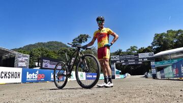 Carlos Coloma posa sobre el recorrido del Mundial de MTB que se celebra en Cairns.