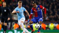 El City cae con Bravo titular, pero clasifica en la Champions