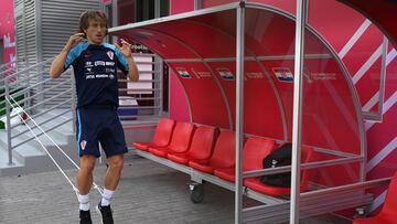 Croatia's midfielder Luka Modric warms up ahead of a training session at the team's Al Erssal training camp in Doha on November 19, 2022, ahead of the Qatar 2022 World Cup football tournament. (Photo by OZAN KOSE / AFP)