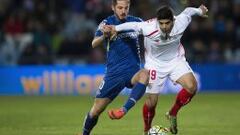 Sarabia pugna con el sevillista Banega. 