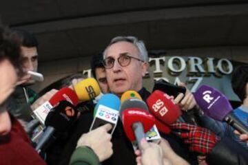 Alejandro Blanco, durante su vista al tanatorio de "La Paz", en Tres Cantos, donde se encuentra instalada la capilla ardiente del entrenador y exseleccionador nacional Luis Aragonés, que ha fallecido esta mañana en Madrid a los 75 años de edad   ALEJANDRO BLANCO