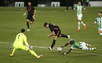 Jugada de la expulsión de Emerson. El árbitro De Burgos Bengoetxea, tras revisar la acción en el VAR, enseño la cartulina roja al brasileño por empujar a Luka Jovic.