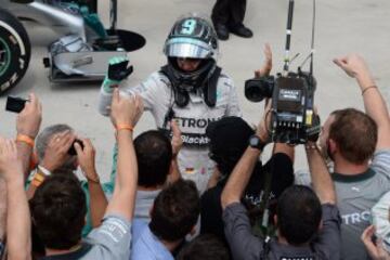 El piloto de Fórmula Uno Nico Rosberg celebrando su victoria en el  Gran Premio de Brasil 