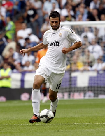 Vistió la camiseta del Real Madrid desde 2009 hasta 2013.