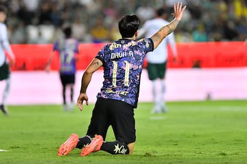   Victor Davila of America during the 11th round match between Leon and America as part of the Liga BBVA MX, Torneo Apertura 2024 at Nou Camp  Stadium on October 05, 2024 in Leon, Guanajuato, Mexico.