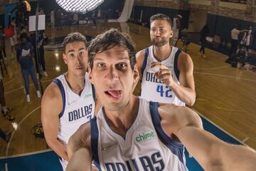 Boban Marjanovic, Dwight Powell y Maxi Kleber de los Dallas Mavericks. 